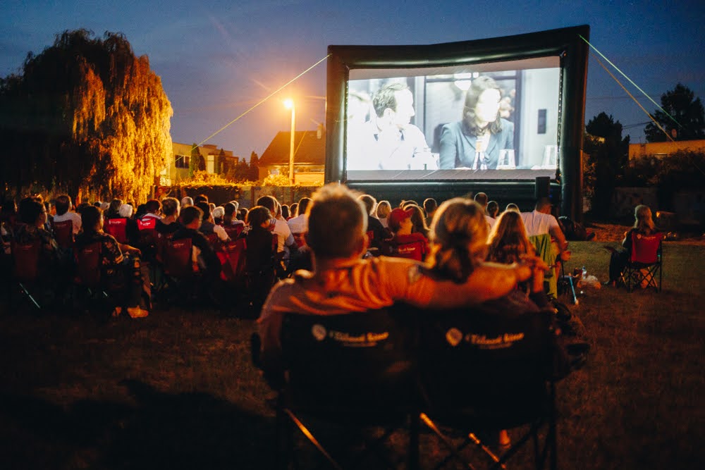 Túlavé kino premietanie
